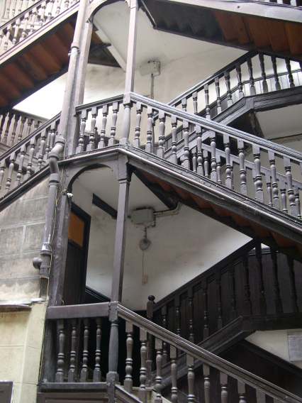  Escalier en bois dans une cour intérieure d'immeuble